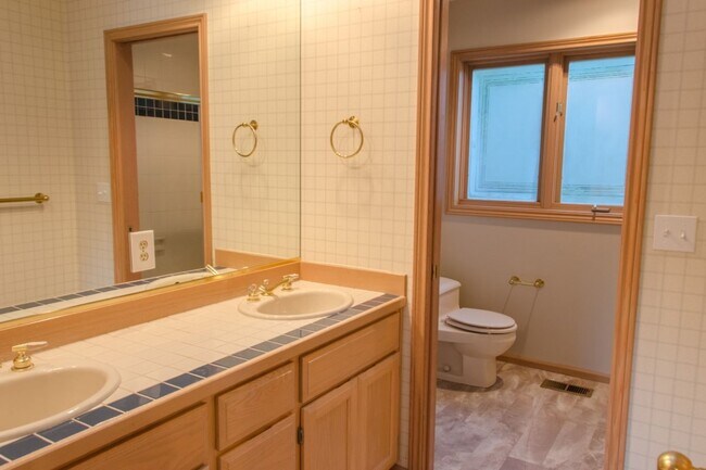 Building Photo - 5Bd/2.75Ba Mercer Island House
