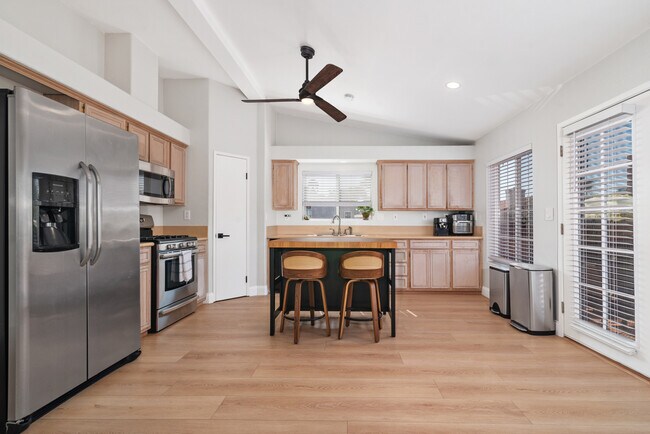 Building Photo - 4952 Lake Shore Ct