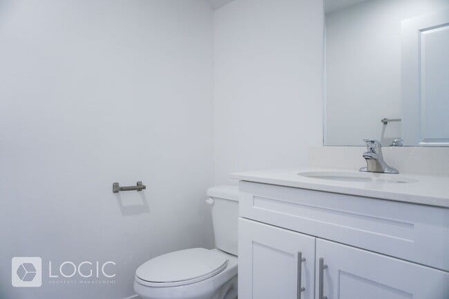 Building Photo - Gorgeous Townhome in Great Location!