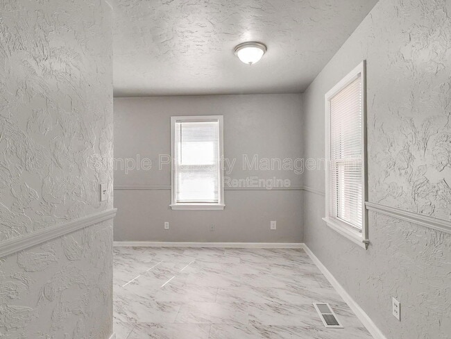 Building Photo - 3916 NW 24th St