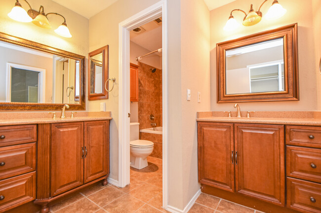 Building Photo - 3 Bedroom Townhouse - Northwest Hills