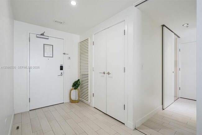 Building Photo - 3101 Bayshore Dr