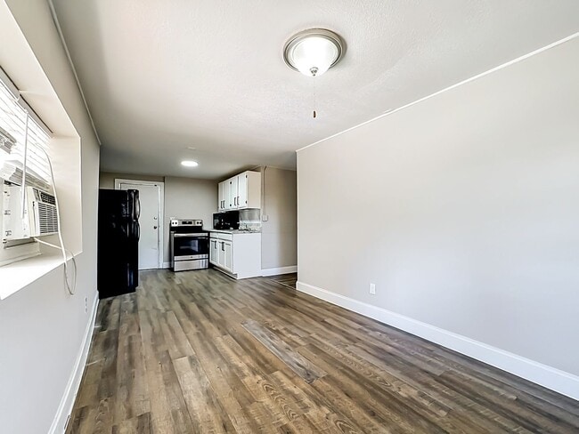 Building Photo - 702 21st Ave W