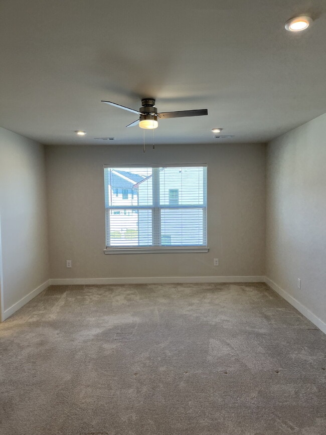 Building Photo - "Charming 3-Bedroom Townhouse with 2.5 Baths on Riverbrook Drive – Your Perfect Gallatin Retreat!"