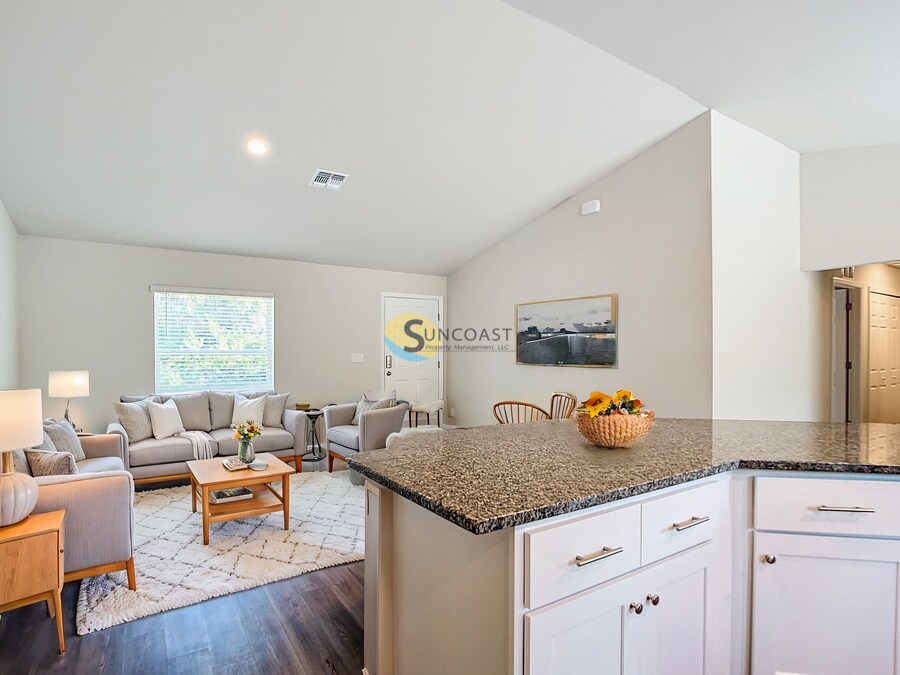 Building Photo - 14 Pine Trce