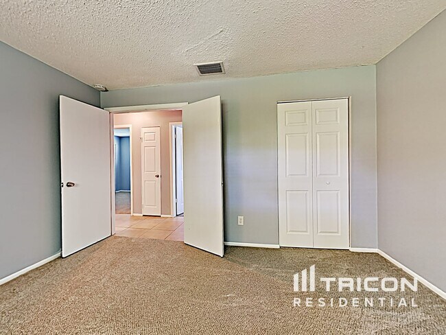 Building Photo - 1631 Spring Lake Dr