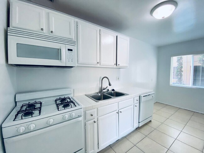 Interior Photo - 5725-29 Vineland Ave