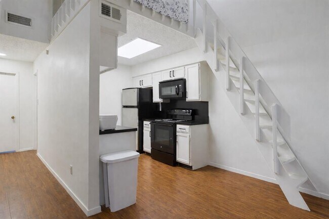 Building Photo - 908 Poplar St