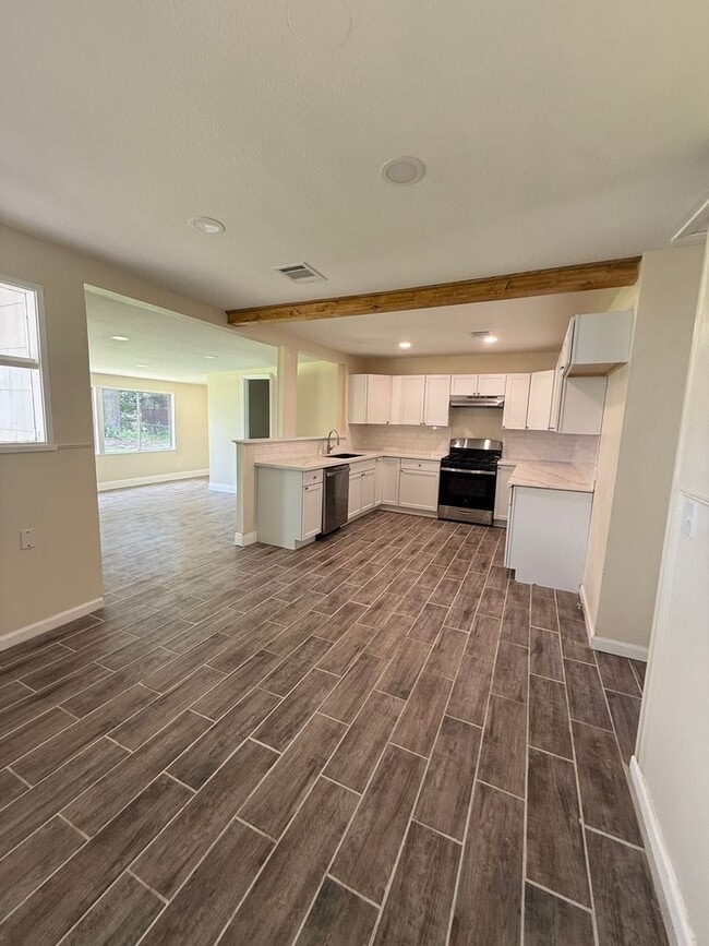 Building Photo - 4 bed 2 bath Southern Hills
