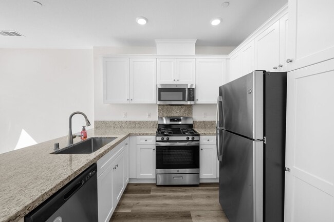 Building Photo - Beautiful 3 Bed / 2.5 Bath Condo with Open Floor Plan & Private Patio!