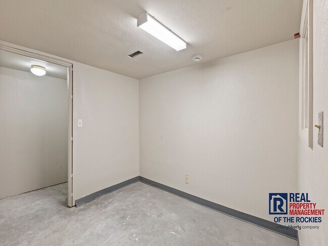 Building Photo - Spacious Home Near CSU w/ Flexible Basemen...