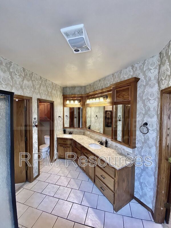 Building Photo - 216 Castle Rock Rd