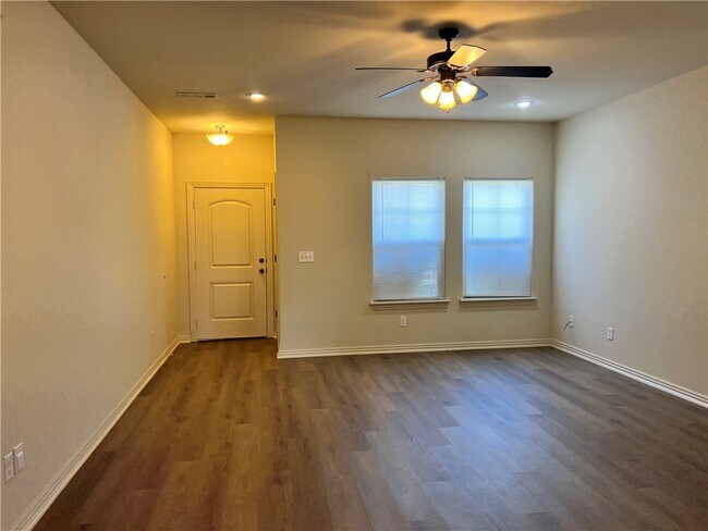 Building Photo - 930 Kensington Dr