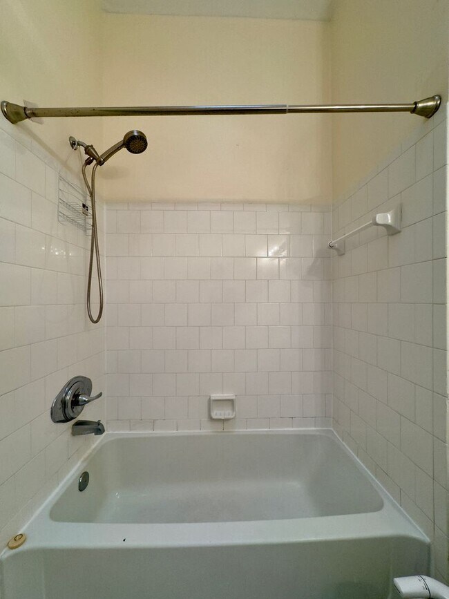 Building Photo - Spacious 4Bed/3.5Bath in Woodlawn