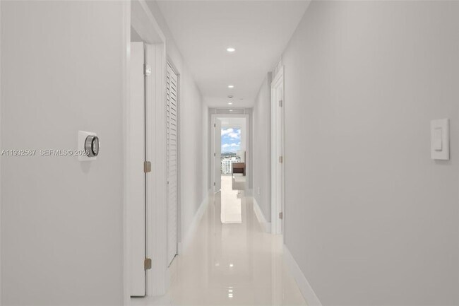 Building Photo - 600 NE 27th St