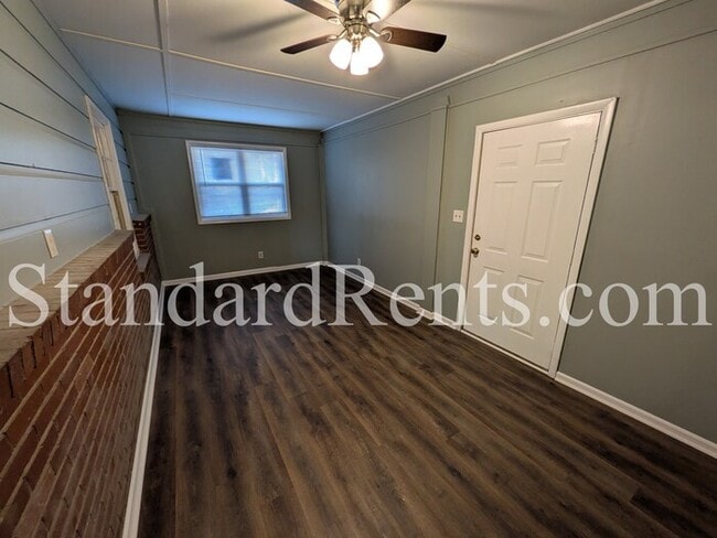 Building Photo - 129 Long Dr SW