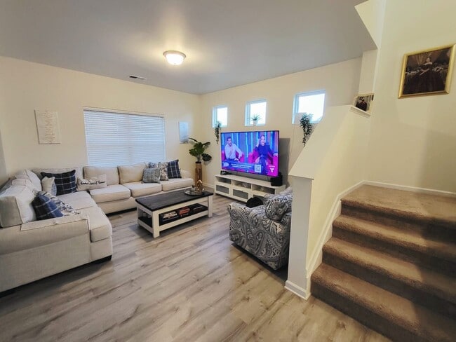 Building Photo - 366 Crandon Rd