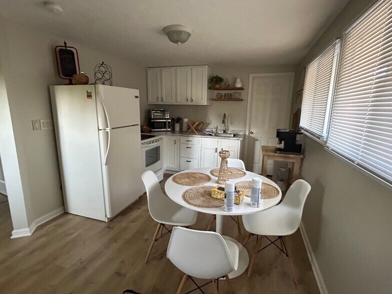 Kitchen and dining - 690 Boston Mills Rd