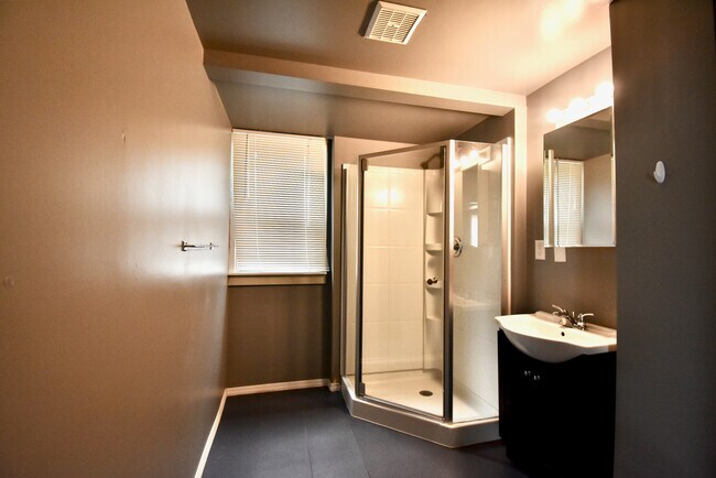 Building Photo - 1309 6th Ave S