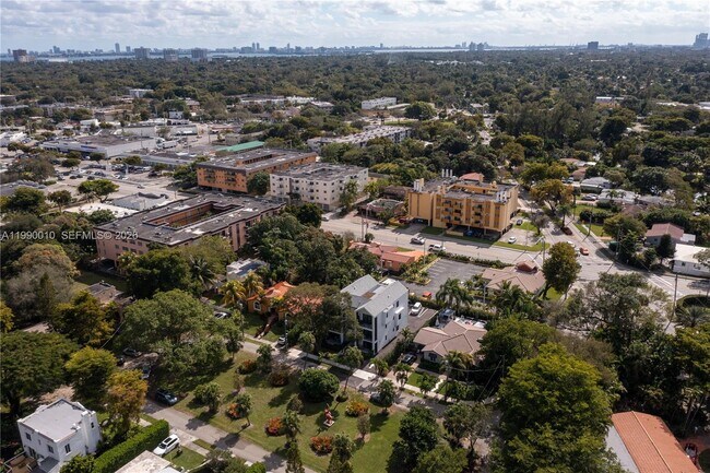 Building Photo - 320 NE 126th St
