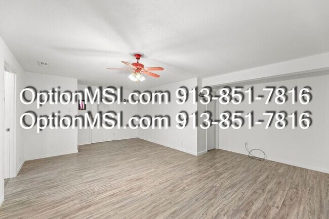 Building Photo - Country Charm Just Minutes From Lawrence!