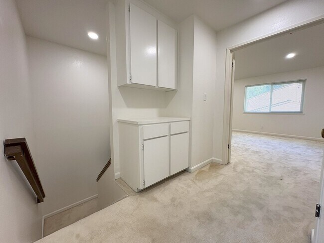 Building Photo - Beautifully Updated 3-Bedroom Townhome in ...