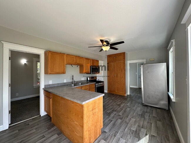 Building Photo - 2122 Elston St