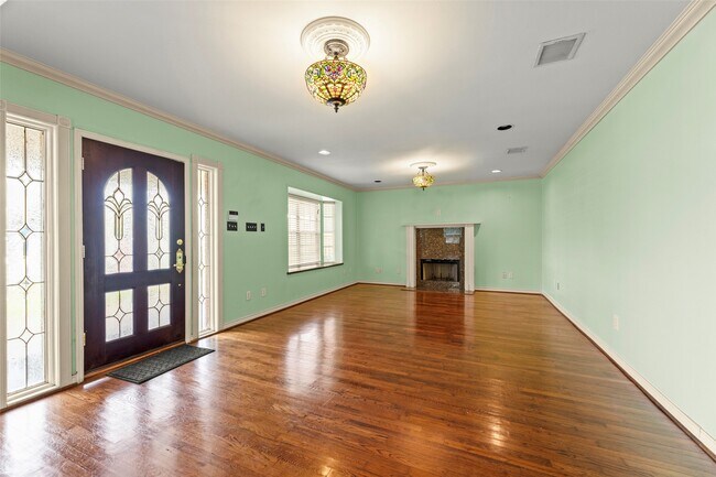 Building Photo - 1535 W 25th St