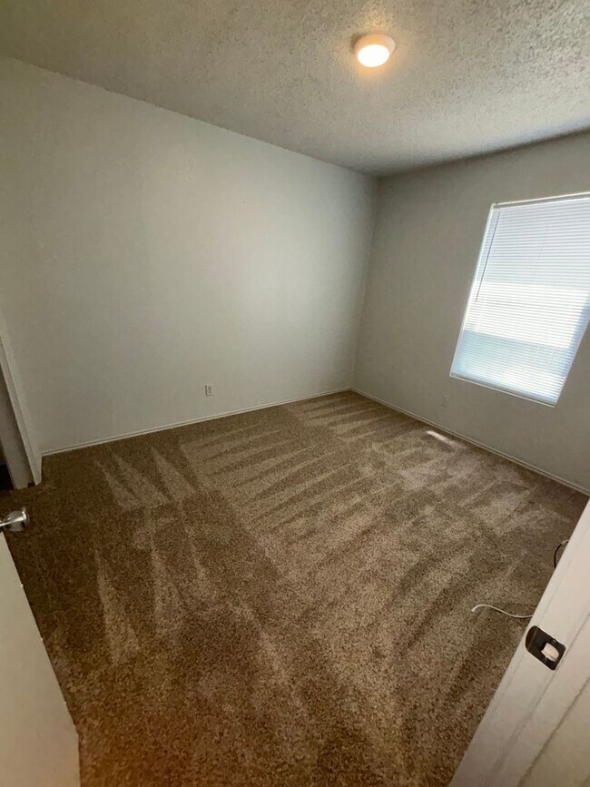 Building Photo - 2033/2035 Redwing Way