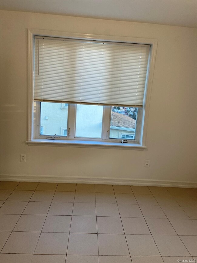 Building Photo - 31-17 Buell St