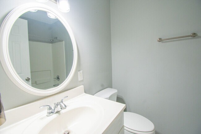 Building Photo - 3 Bedroom 2 Bathroom-Modern Upgrades