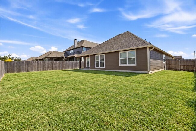 Building Photo - 808 Fallbrook Dr