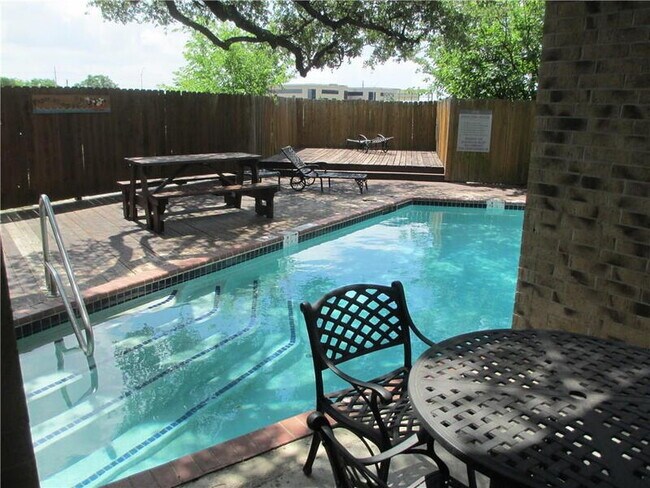 Building Photo - 8888 Tallwood Dr