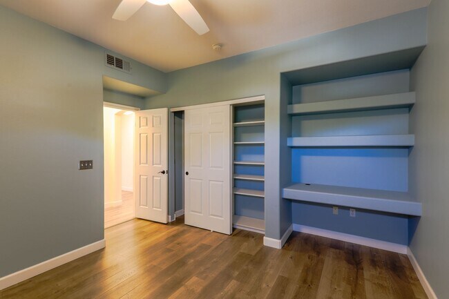 Building Photo - Beautiful 2 Bedroom With 2 Car Garage Summ...