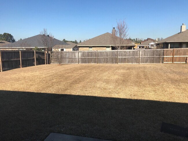 Building Photo - 4/2/2 Fenced yard NORTH LONGVIEW