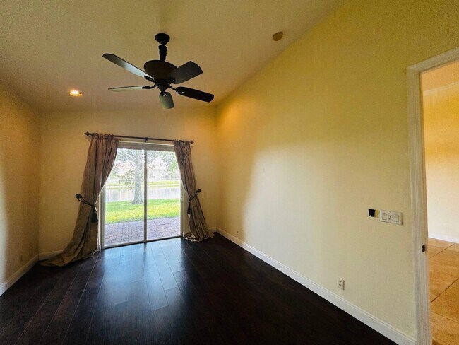 Building Photo - 7458 Via Luria