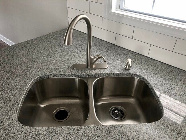 garbage disposal - 230 Heritage Ln