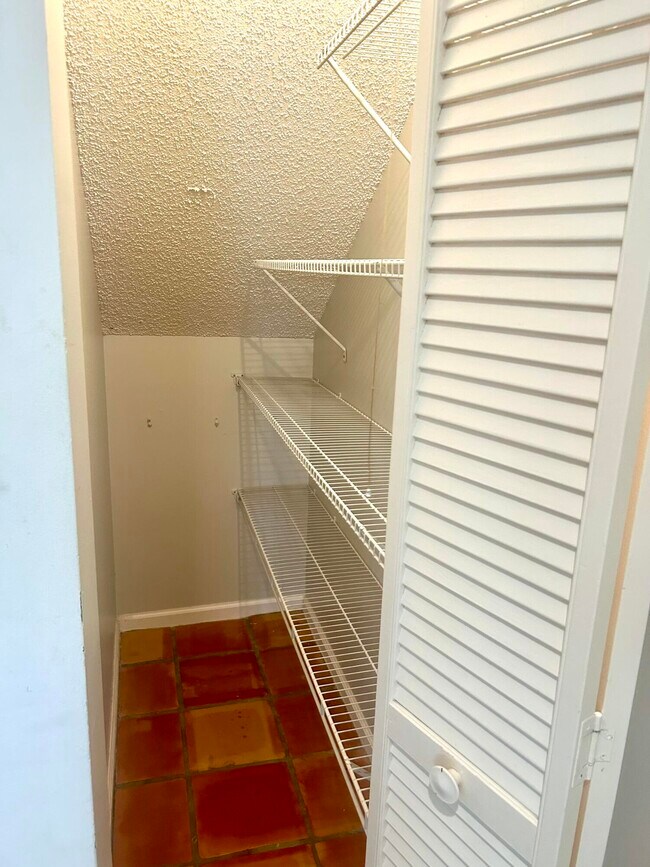 Building Photo - 935 Honeytree Ln