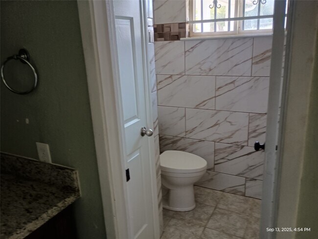 Building Photo - 2722 Lower Valley Dr