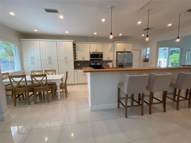 Building Photo - 5767 SW 35th St