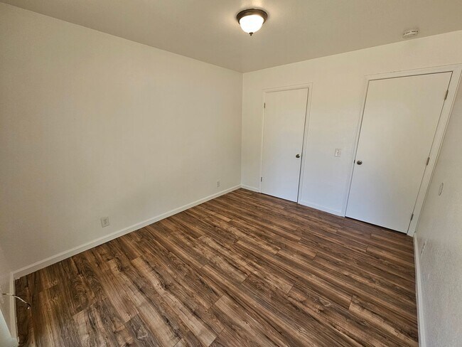 Building Photo - 2 Bedroom 1 Bath Apartment for Rent in Cor...