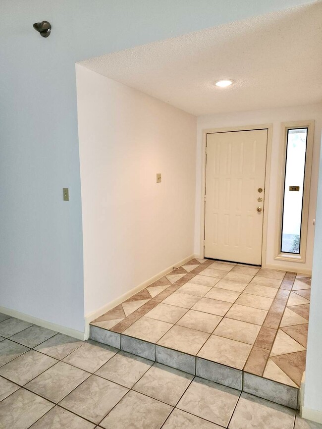 Building Photo - 2118 Hickory Lawn Dr