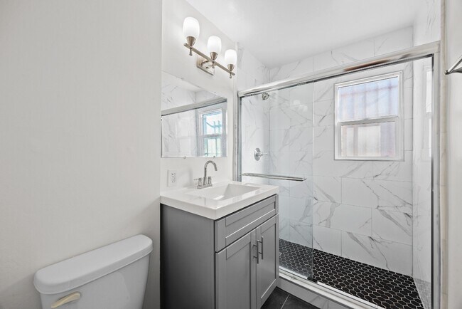 Building Photo - BRIGHT & SPACIOUS | 1 BED 1 BATH | FULL KITCHEN & PARKING INCLUDED