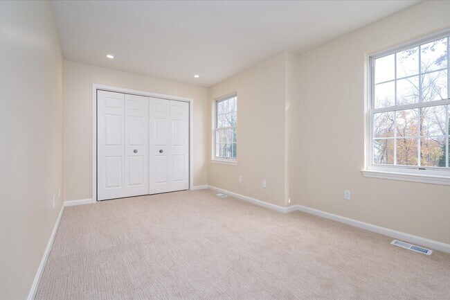 Building Photo - 2942 S Haven Dr