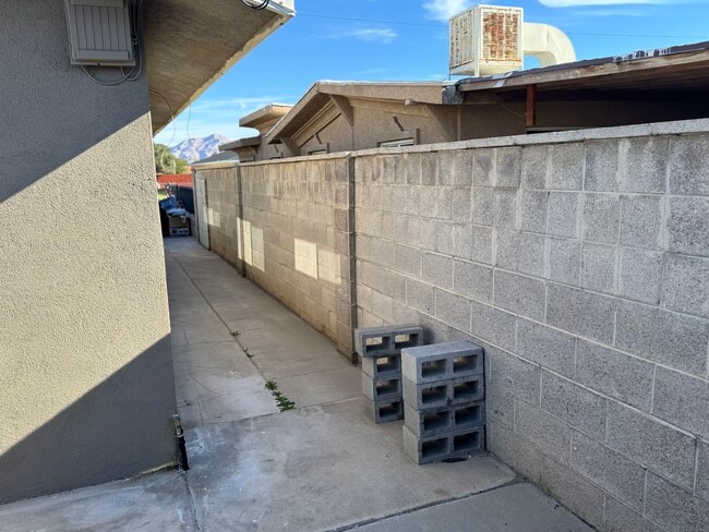 Building Photo - 2241 N Carroll St