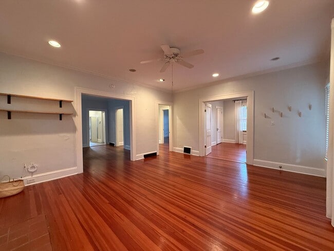 Building Photo - DOWNTOWN house with W/D avail NOW!