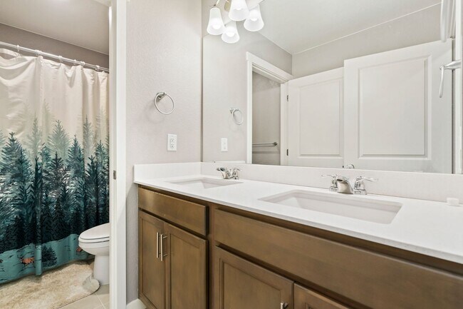 Building Photo - 4 Bedroom Overlooking Orchard in Windsor