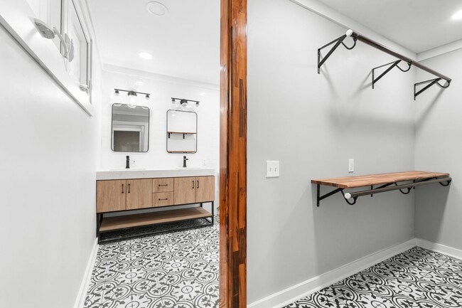 Building Photo - 107 S Mulberry St