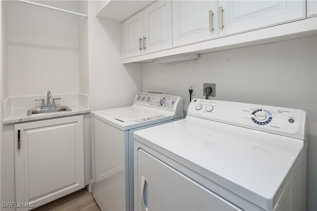 Building Photo - 233 Colonade Cir