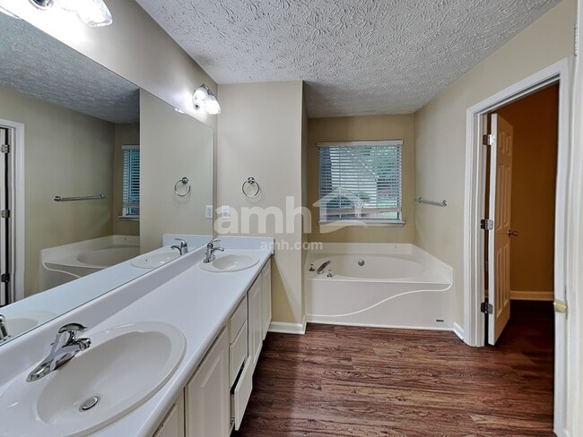 Building Photo - 2656 Lake Park Bnd